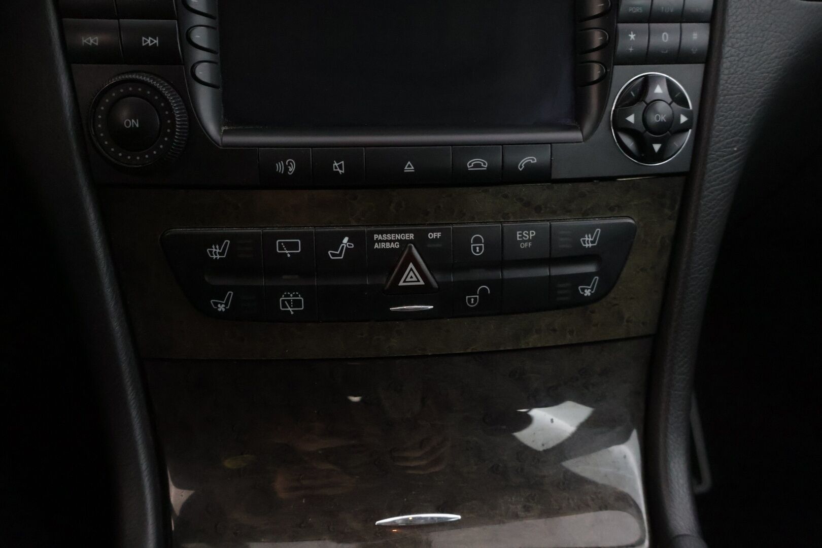 Mercedes-Benz E 2004 320 CDI A Avantgarde T * HUIPPUVARUSTELTU / ILMASTOIDUT NAHKAPENKIT / HARMAN KARDON / VAKKARI * YritysOutlet - Myydään vain yrityksille * - Tämä auto myydään YritysOutlet -valikoimasta vain yritykselle