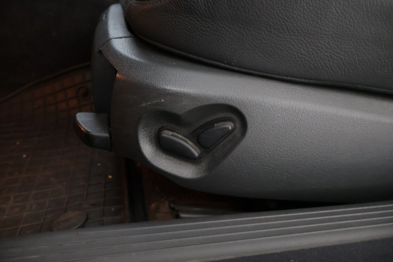 Mercedes-Benz E 2004 320 CDI A Avantgarde T * HUIPPUVARUSTELTU / ILMASTOIDUT NAHKAPENKIT / HARMAN KARDON / VAKKARI * YritysOutlet - Myydään vain yrityksille * - Tämä auto myydään YritysOutlet -valikoimasta vain yritykselle