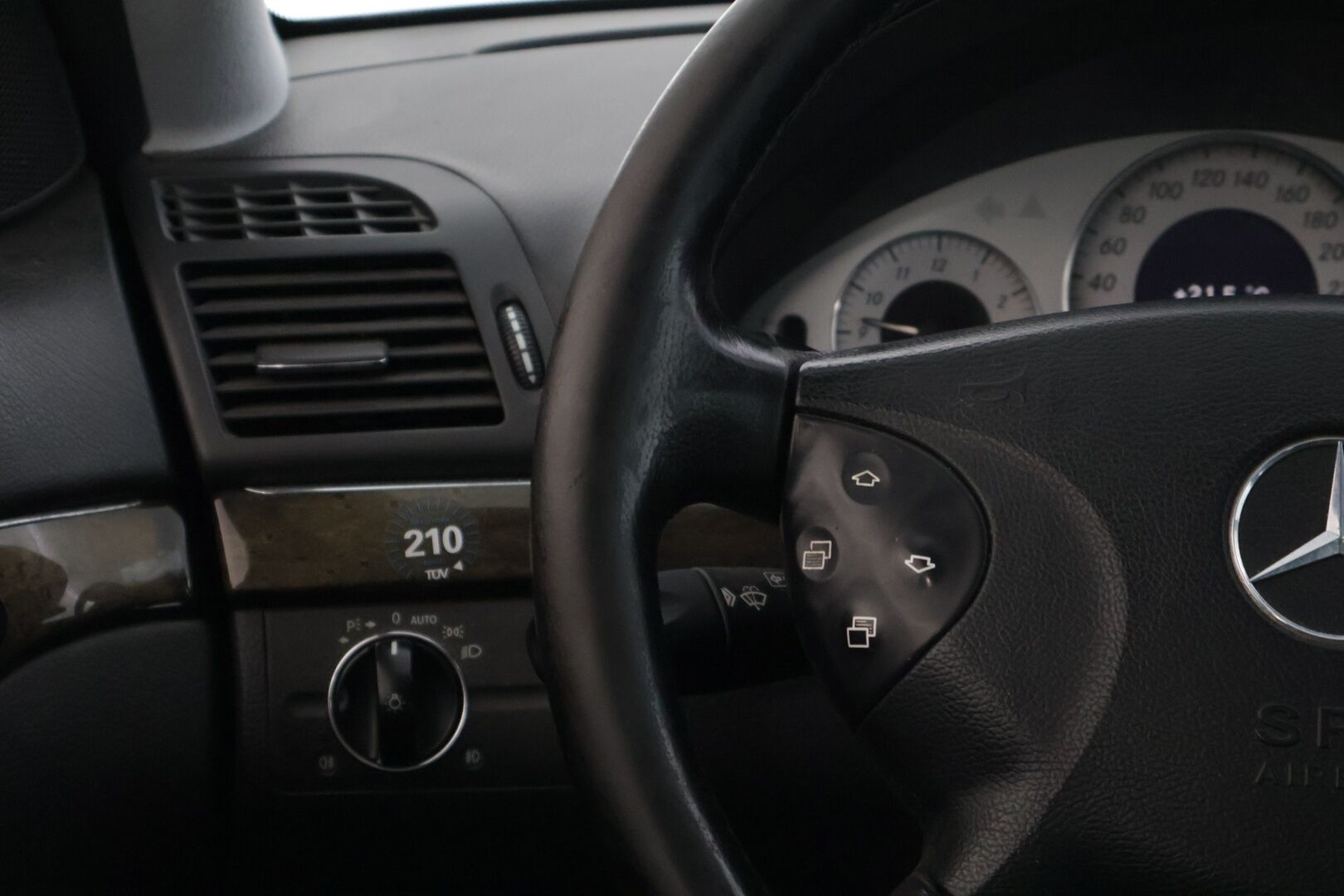 Mercedes-Benz E 2004 320 CDI A Avantgarde T * HUIPPUVARUSTELTU / ILMASTOIDUT NAHKAPENKIT / HARMAN KARDON / VAKKARI * YritysOutlet - Myydään vain yrityksille * - Tämä auto myydään YritysOutlet -valikoimasta vain yritykselle