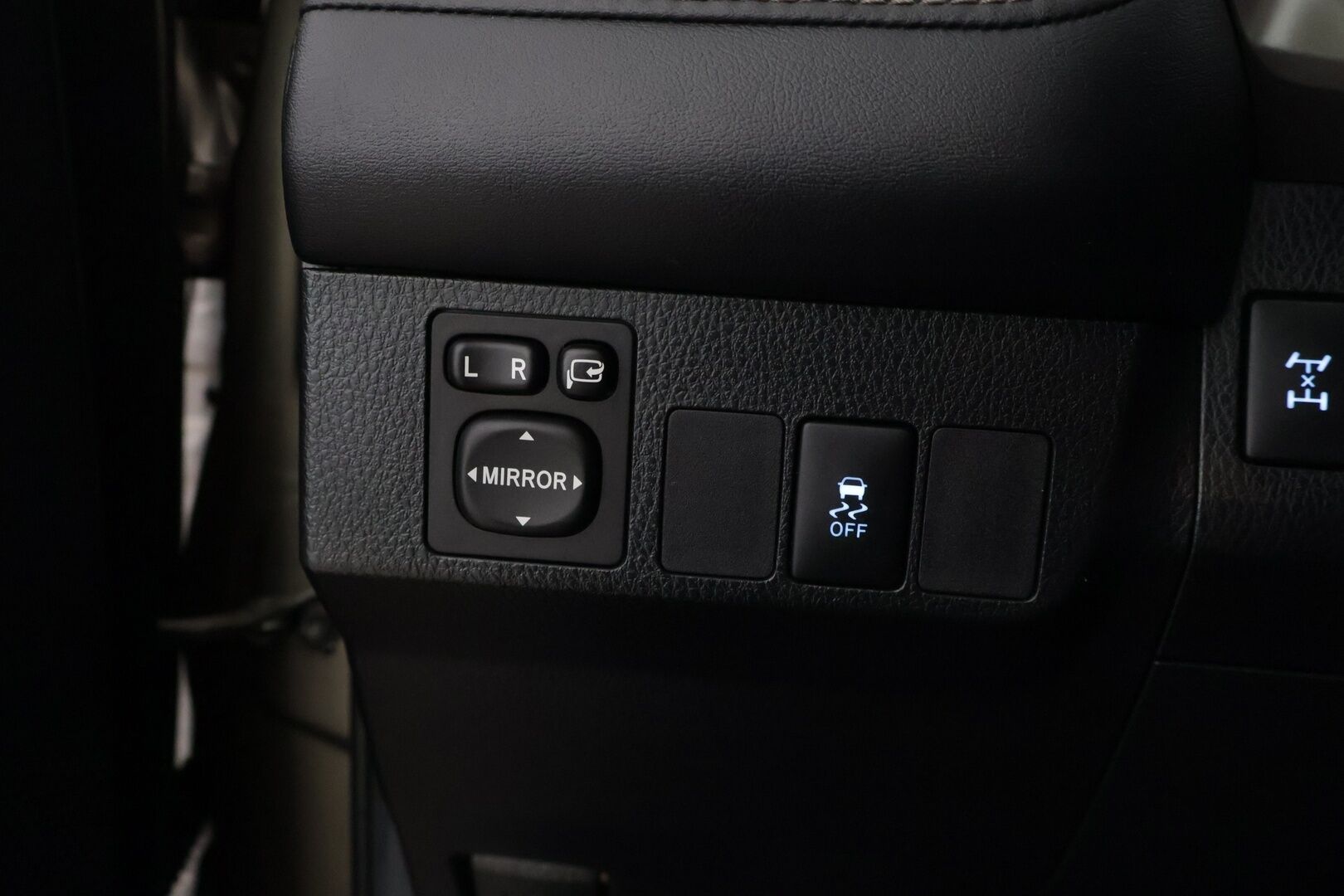 Toyota RAV4 2013 2,0 Valvematic AWD Premium Multidrive S - Nahkapenkit / Irr. Koukku / Sähköinen kuljettajanpenkki / Tosi siisti! 