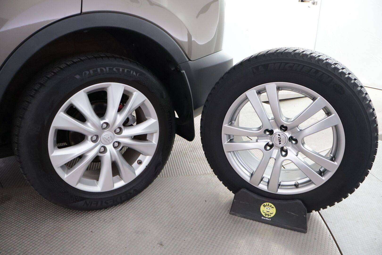 Toyota RAV4 2013 2,0 Valvematic AWD Premium Multidrive S - Nahkapenkit / Irr. Koukku / Sähköinen kuljettajanpenkki / Tosi siisti! 