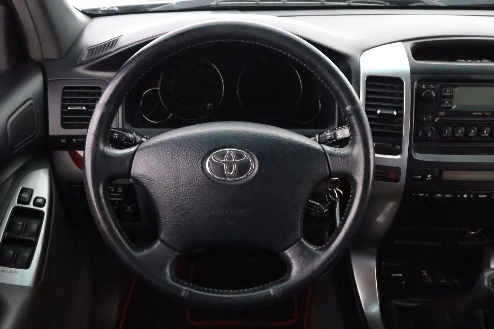 Toyota Land Cruiser 2004 3,0 D4D 2h pakettiauto man. - PowerHeat / Nahkasisusta / Karjarauta / Nappularenkaat / Vakkari / Koukku / Lohko & Sisäpistoke / Upea!
