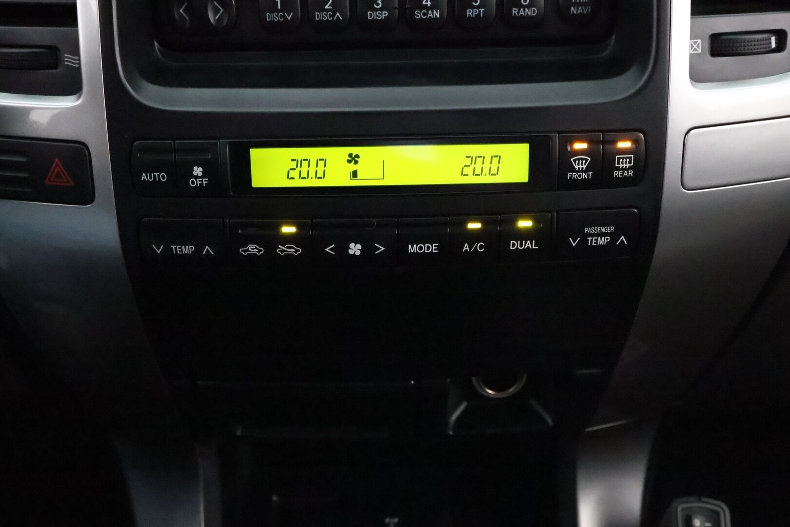 Toyota Land Cruiser 2004 3,0 D4D 2h pakettiauto man. - PowerHeat / Nahkasisusta / Karjarauta / Nappularenkaat / Vakkari / Koukku / Lohko & Sisäpistoke / Upea!