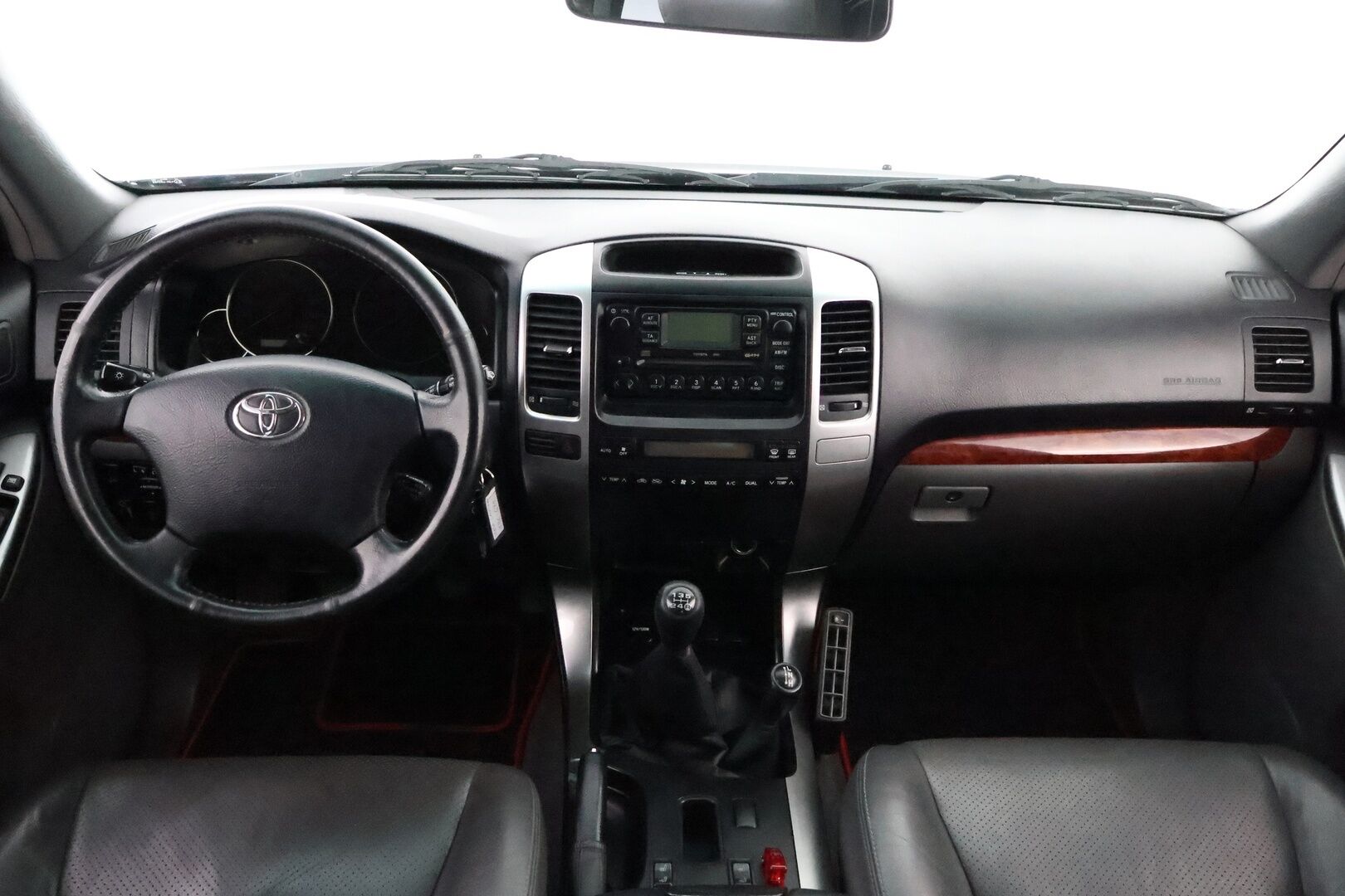 Toyota Land Cruiser 2004 3,0 D4D 2h pakettiauto man. - PowerHeat / Nahkasisusta / Karjarauta / Nappularenkaat / Vakkari / Koukku / Lohko & Sisäpistoke / Upea!