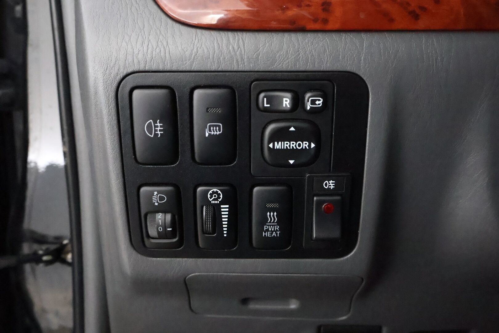 Toyota Land Cruiser 2004 3,0 D4D 2h pakettiauto man. - PowerHeat / Nahkasisusta / Karjarauta / Nappularenkaat / Vakkari / Koukku / Lohko & Sisäpistoke / Upea!