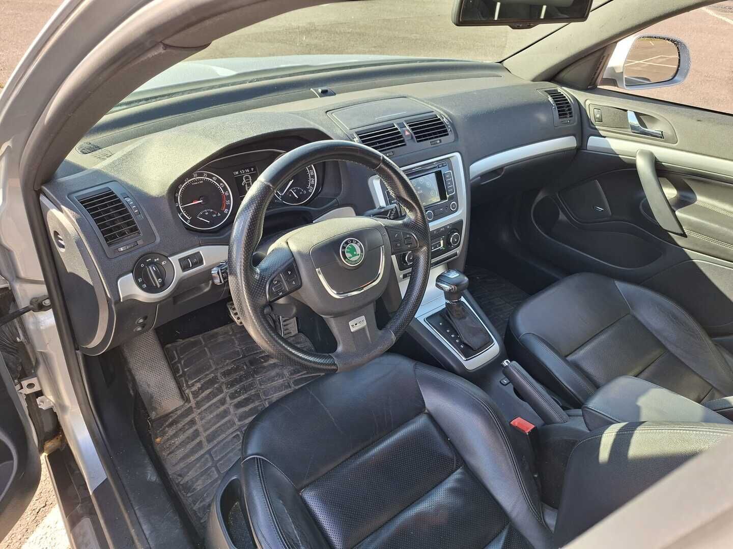 Skoda Octavia 2012 Combi 2,0 TDI 170 RS DSG Autom. - Myydään  Huutokaupat.com - Navi | Bluetooth | Nahkaverhoilu | Vakkari | 2x Aluvanteet hyvillä renkailla