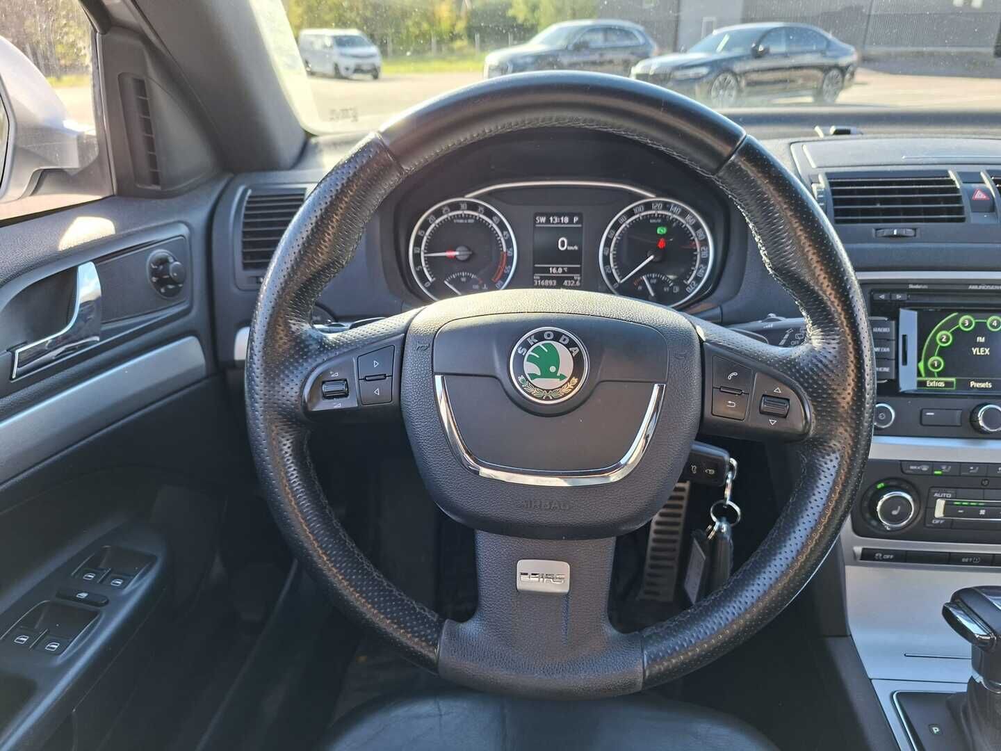Skoda Octavia 2012 Combi 2,0 TDI 170 RS DSG Autom. - Myydään  Huutokaupat.com - Navi | Bluetooth | Nahkaverhoilu | Vakkari | 2x Aluvanteet hyvillä renkailla
