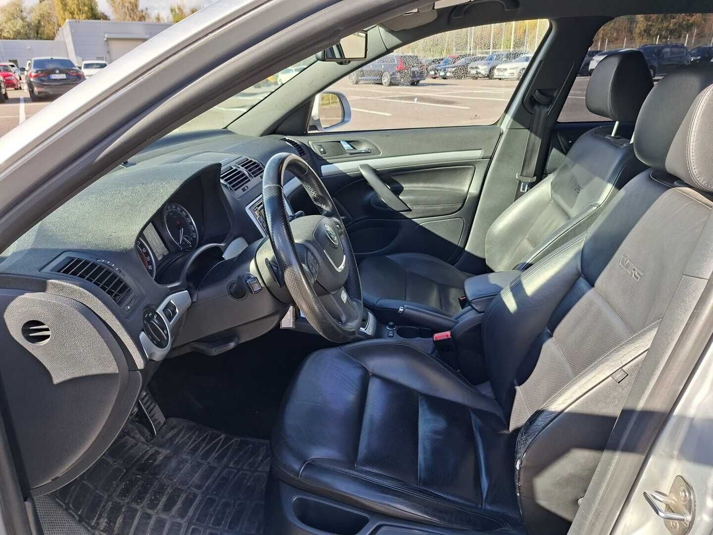 Skoda Octavia 2012 Combi 2,0 TDI 170 RS DSG Autom. - Myydään  Huutokaupat.com - Navi | Bluetooth | Nahkaverhoilu | Vakkari | 2x Aluvanteet hyvillä renkailla