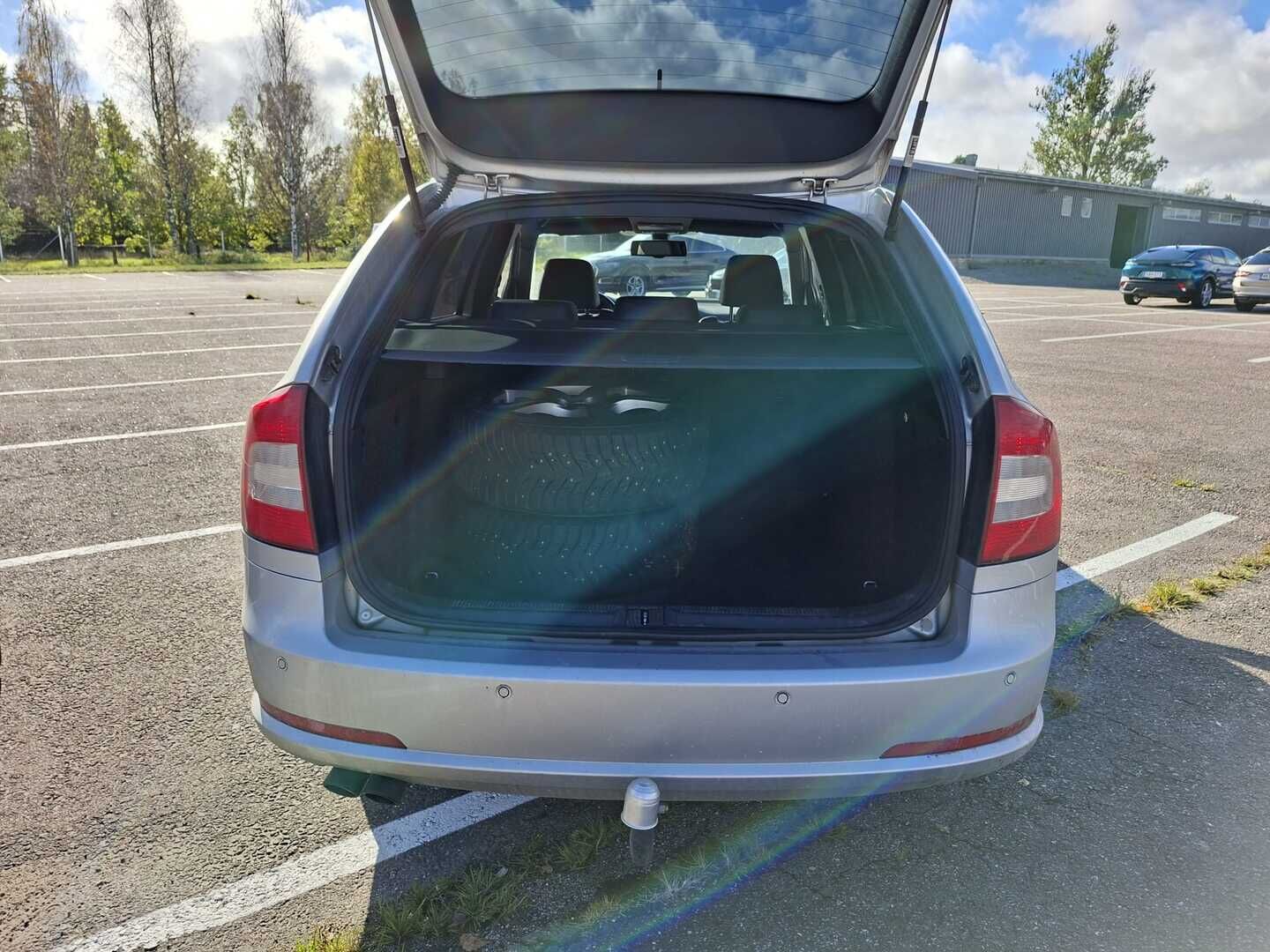 Skoda Octavia 2012 Combi 2,0 TDI 170 RS DSG Autom. - Myydään  Huutokaupat.com - Navi | Bluetooth | Nahkaverhoilu | Vakkari | 2x Aluvanteet hyvillä renkailla