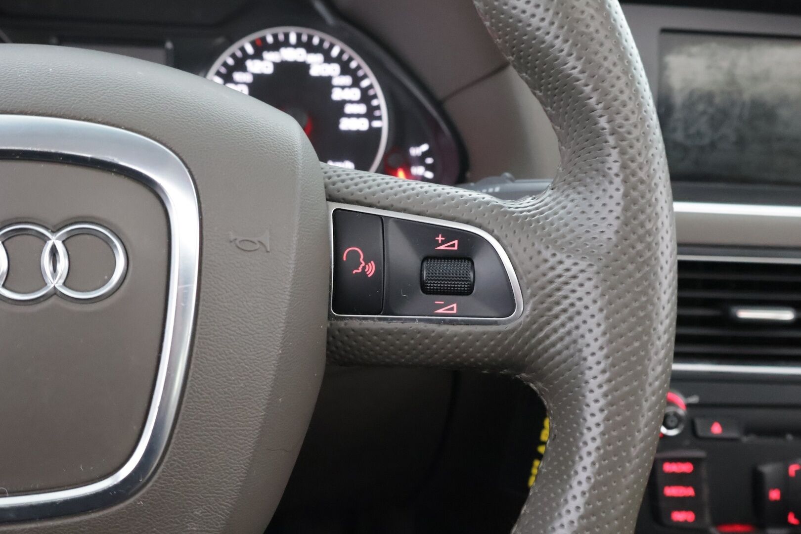 Audi Q5 2012 2,0 TDI (DPF) quattro S tronic Business MYYDÄÄN HUUTOKAUPAT.COM! - 2.Om Suomiauto | Webasto | Vaaleat Nahat | Vetokoukku | Lämmitetty & Viilennetty Mukiteline | Panorama | Tyyppiviat korjattu!
