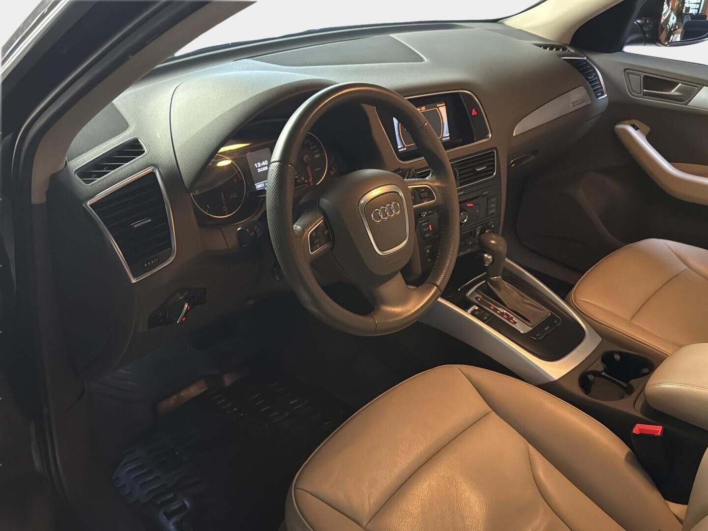 Audi Q5 2012 2,0 TDI (DPF) quattro S tronic Business * 2Om Suomiauto / Webasto / Vaaleat Nahat / Vetokoukku / Lämmitetty & Viilennetty Mukiteline - Panorama / Xenon / Supervarusteet!