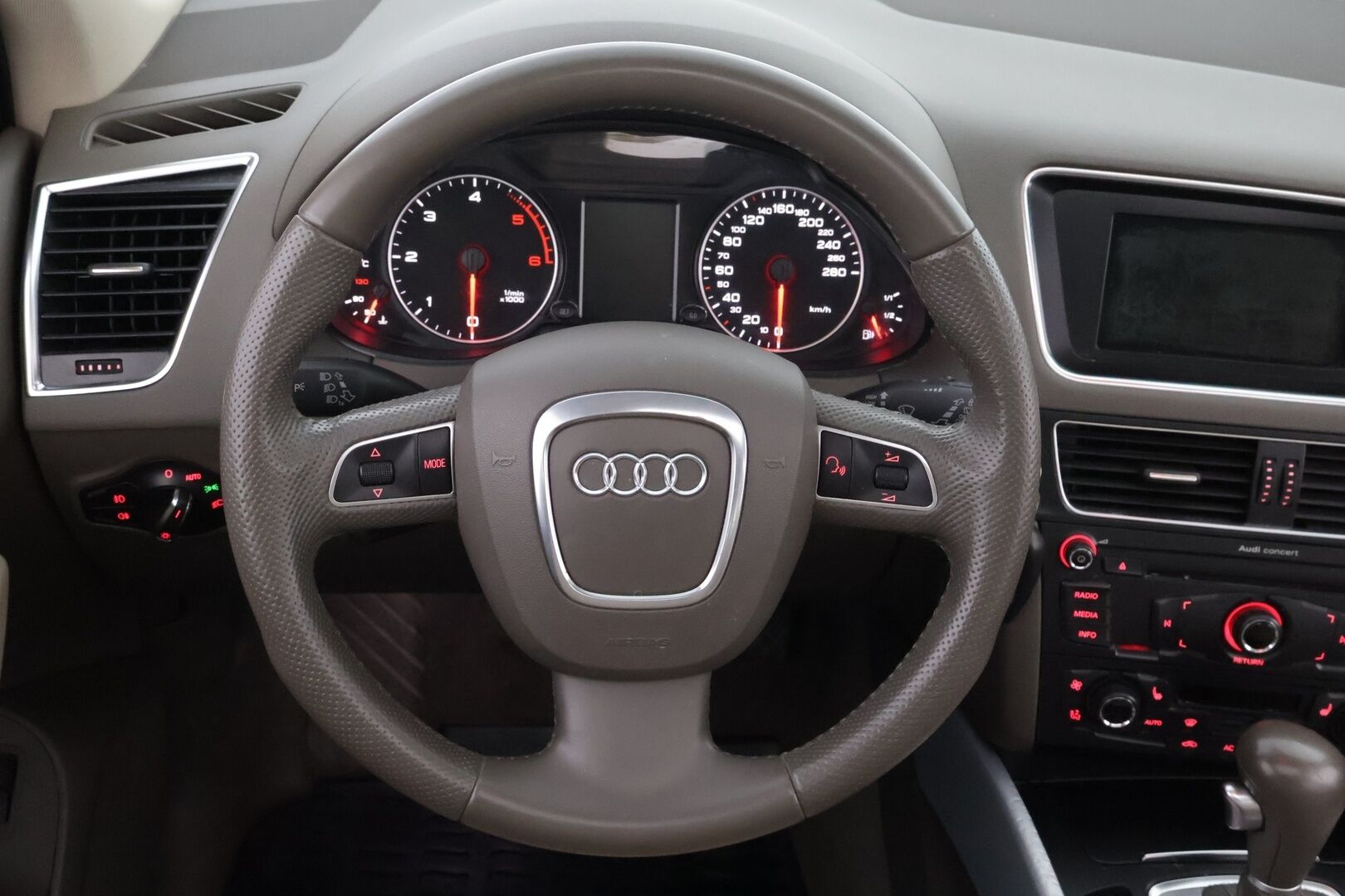 Audi Q5 2012 2,0 TDI (DPF) quattro S tronic Business MYYDÄÄN HUUTOKAUPAT.COM! - 2.Om Suomiauto | Webasto | Vaaleat Nahat | Vetokoukku | Lämmitetty & Viilennetty Mukiteline | Panorama | Tyyppiviat korjattu!