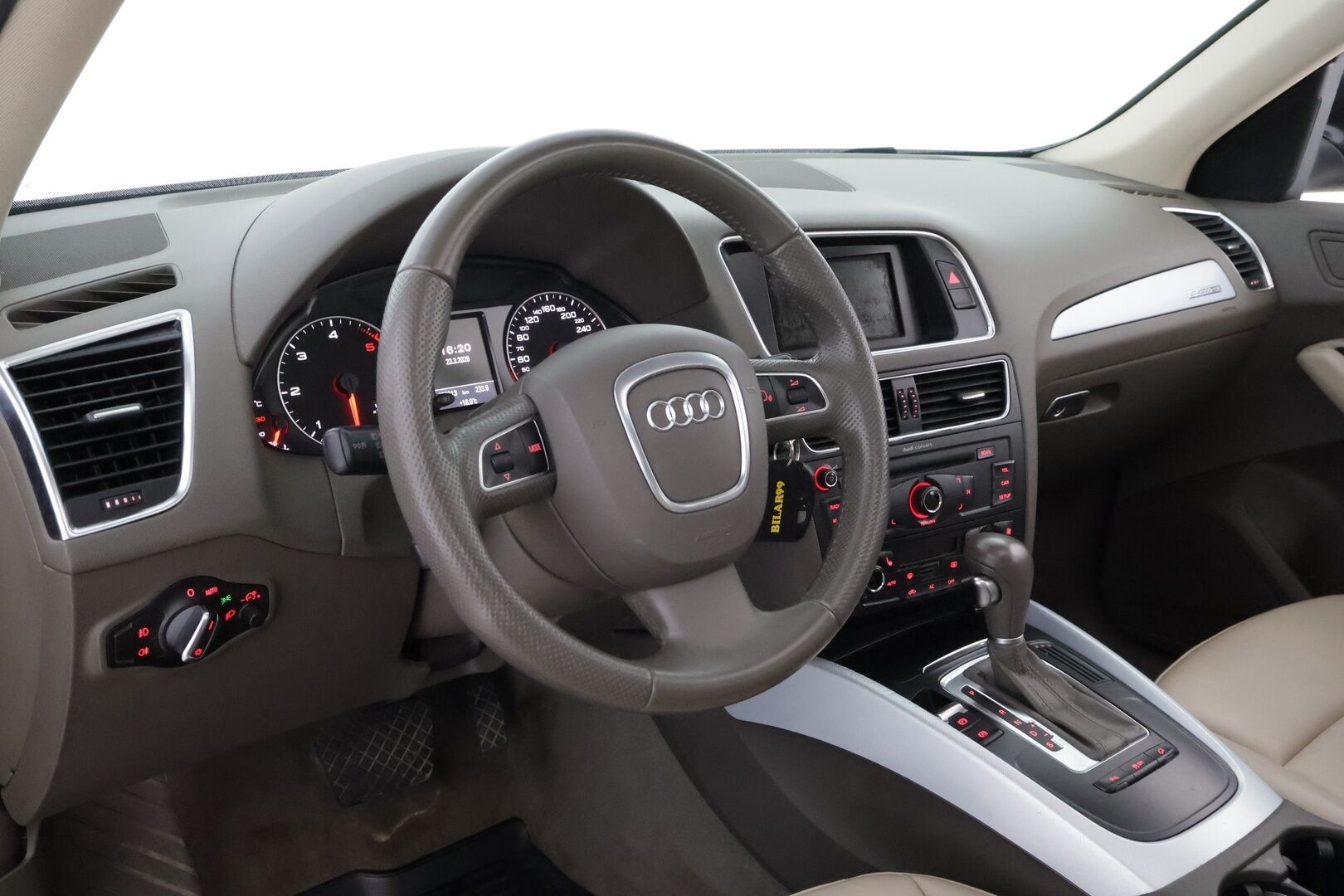 Audi Q5 2012 2,0 TDI (DPF) quattro S tronic Business MYYDÄÄN HUUTOKAUPAT.COM! - 2.Om Suomiauto | Webasto | Vaaleat Nahat | Vetokoukku | Lämmitetty & Viilennetty Mukiteline | Panorama | Tyyppiviat korjattu!