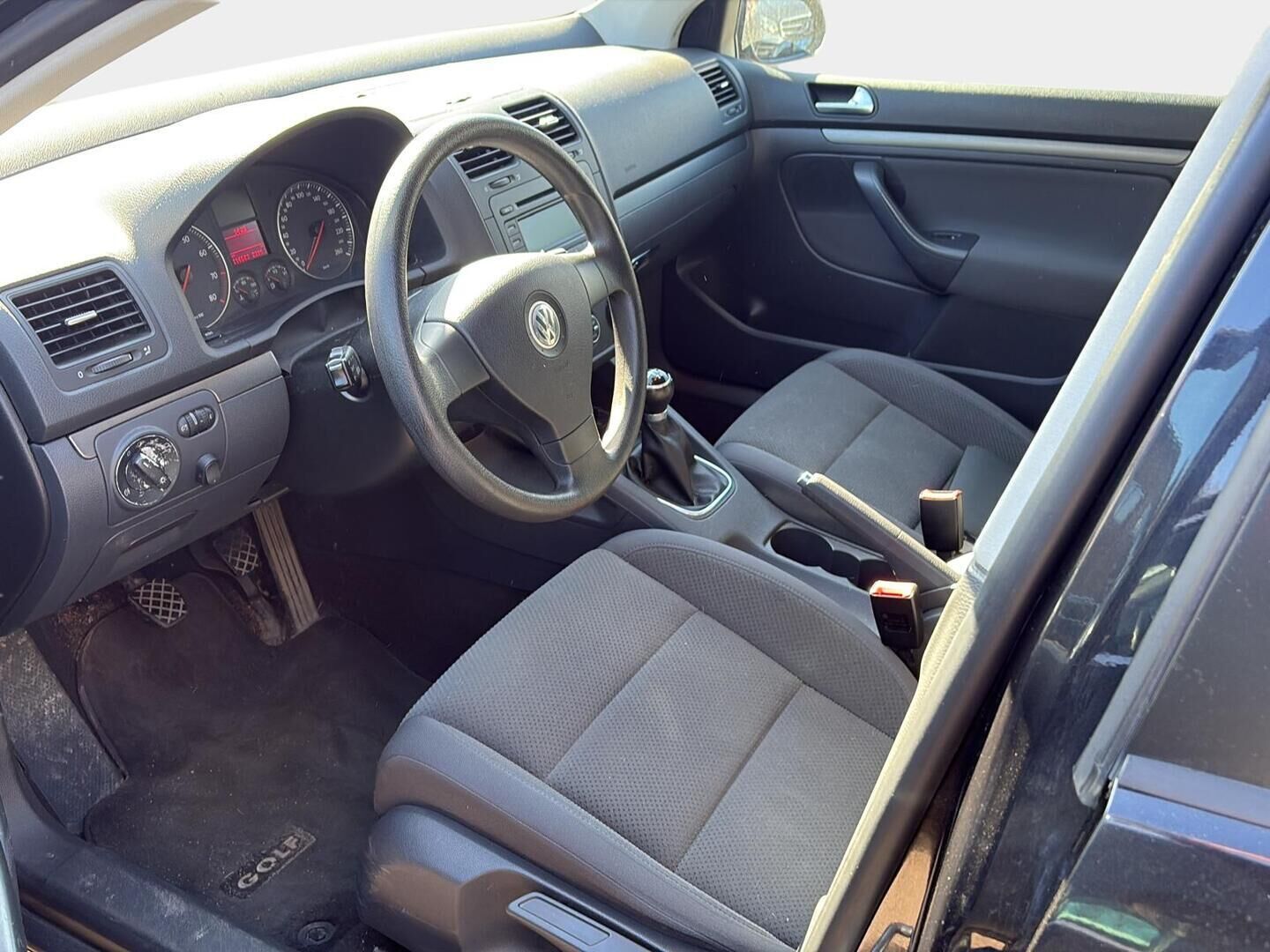 Volkswagen Golf 2006 1,6 85 kW FSI Comfortline 4d *YritysOutlet - Myydään vain yrityksille* - * Huoltokirja / Penkinlämmittimet / Suomi-auto / Vakkari