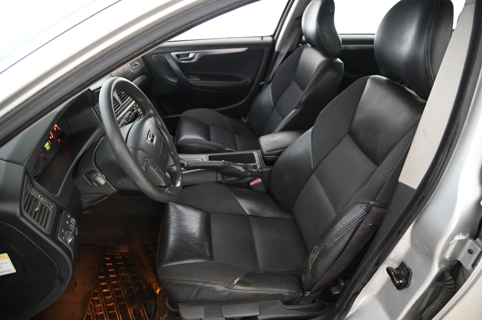 Volvo V70 2001 2,4T *Myydään Huutokaupat.com* - Myydään Huutokaupat.com
