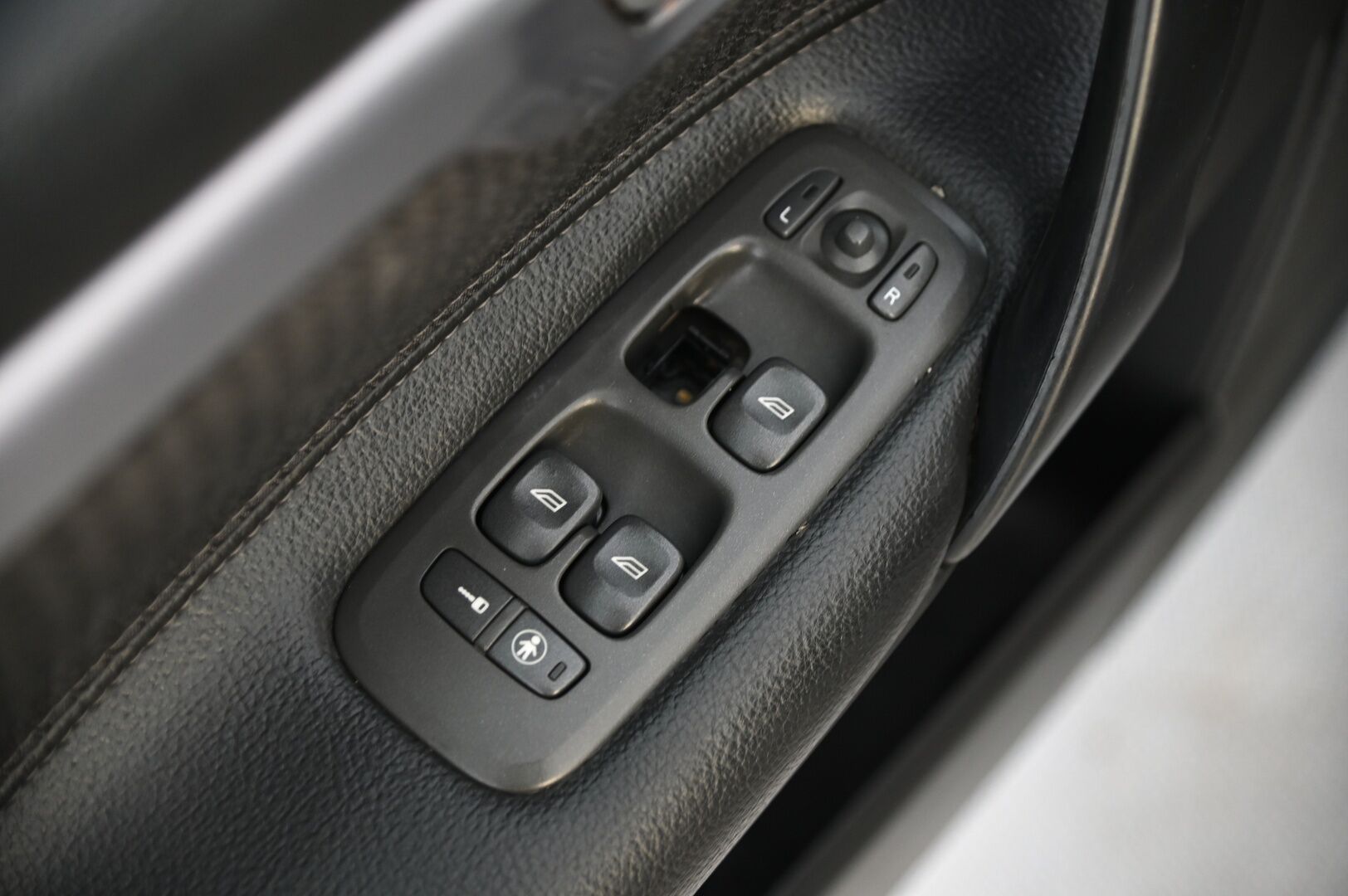 Volvo V70 2001 2,4T *Myydään Huutokaupat.com* - Myydään Huutokaupat.com