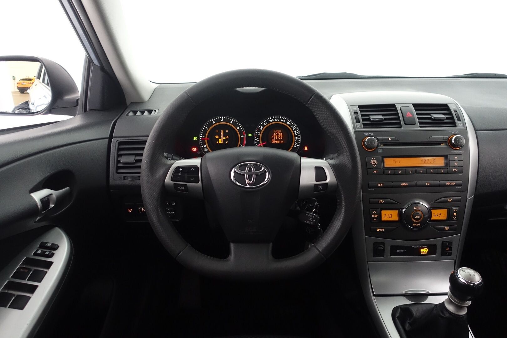 Toyota Corolla 2012 1,6 Valvematic Linea Sol 4ov - Suomi-auto | Lohko+sisäpistoke | vakkari | 2x renkaat | Huoltokirja | Radio + CD soitin | 