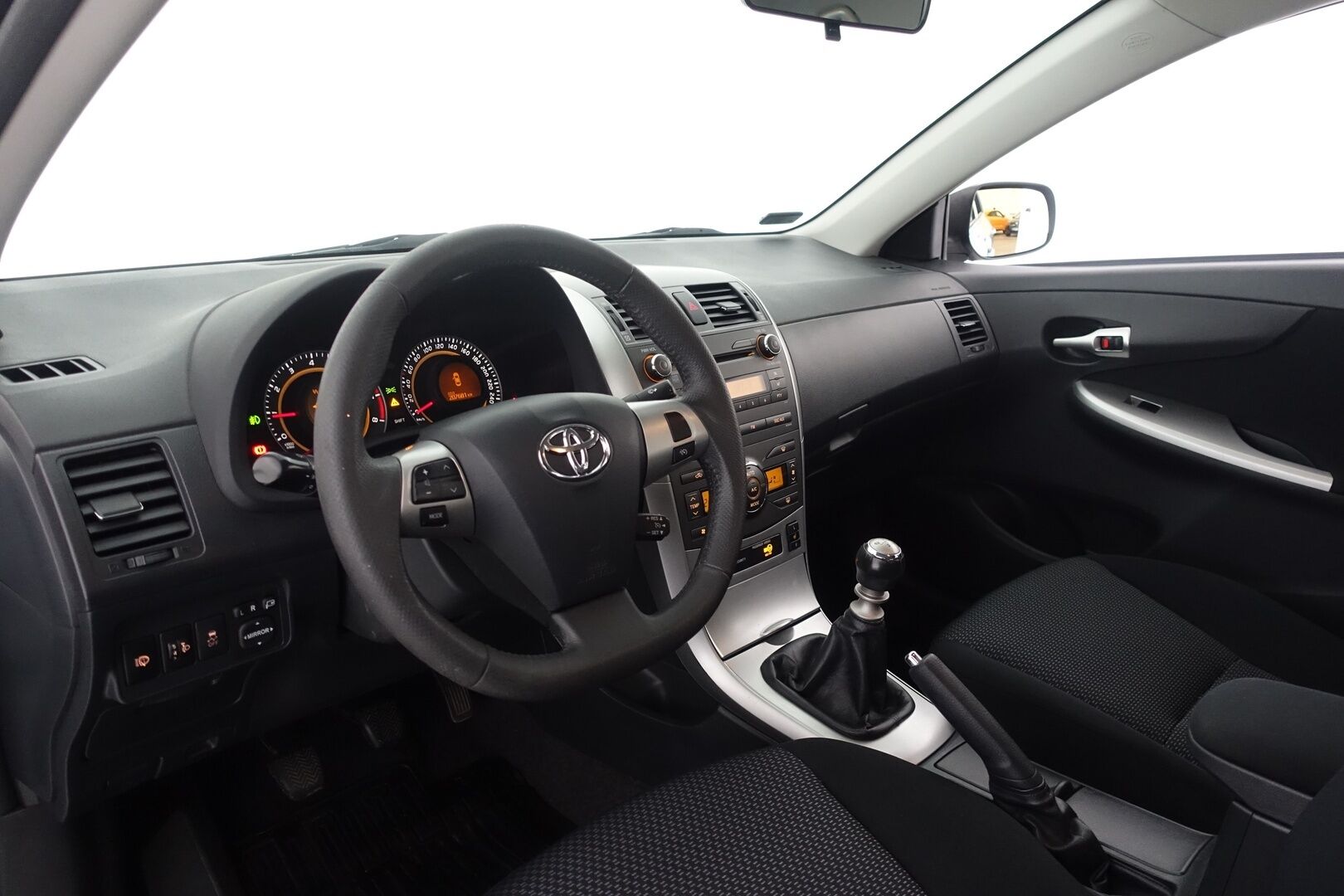 Toyota Corolla 2012 1,6 Valvematic Linea Sol 4ov - Suomi-auto | Lohko+sisäpistoke | vakkari | 2x renkaat | Huoltokirja | Radio + CD soitin | 