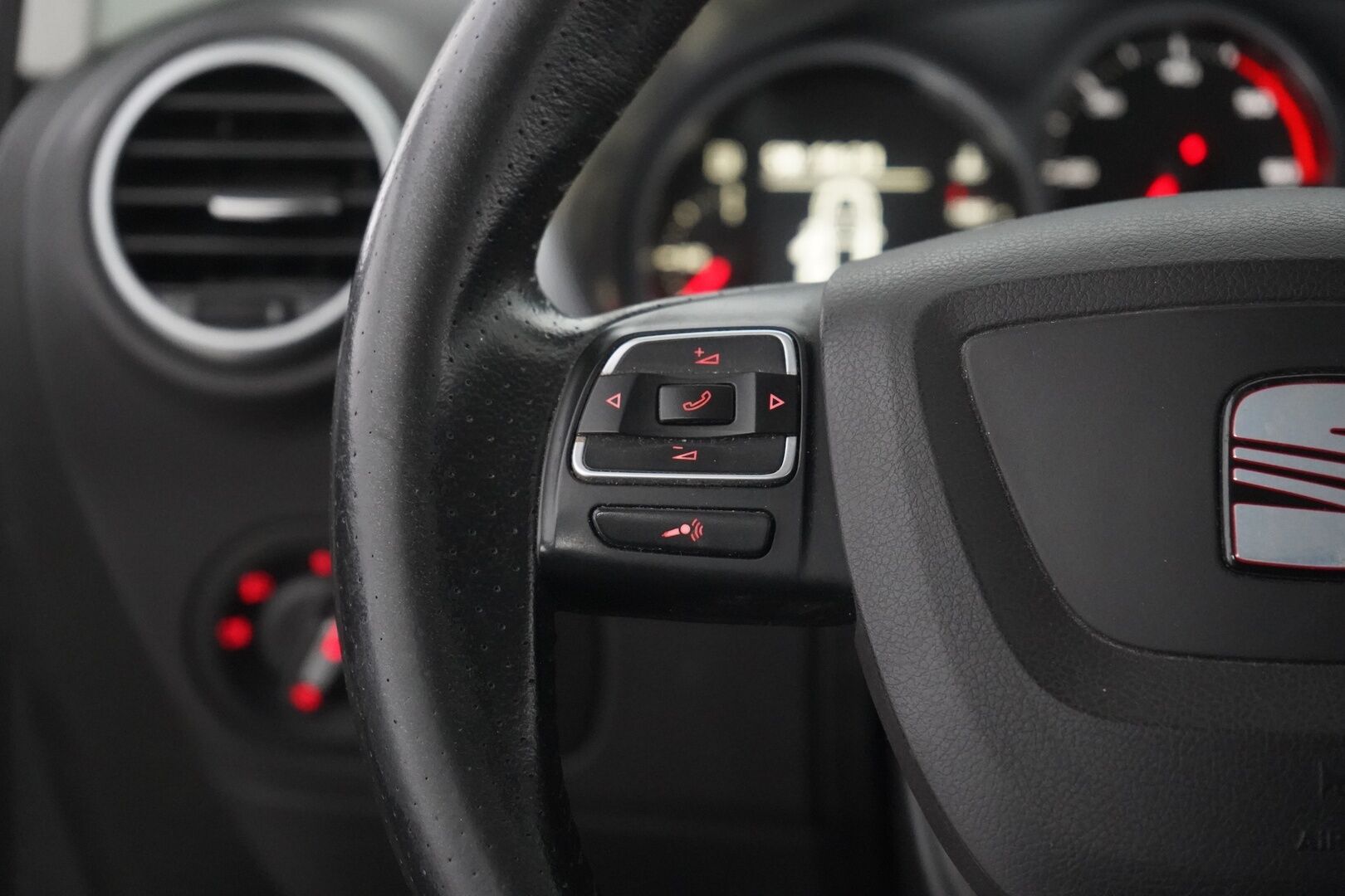 Seat Leon 2012 1,6 TDI Copa Plus - YritysOutlet - Myydään vain yrityksille - Suomi- auto | Lohkolämmitin | Vakkari | Navi | Koukku | Kahdet renkaat vanteineen | Huoltokirja