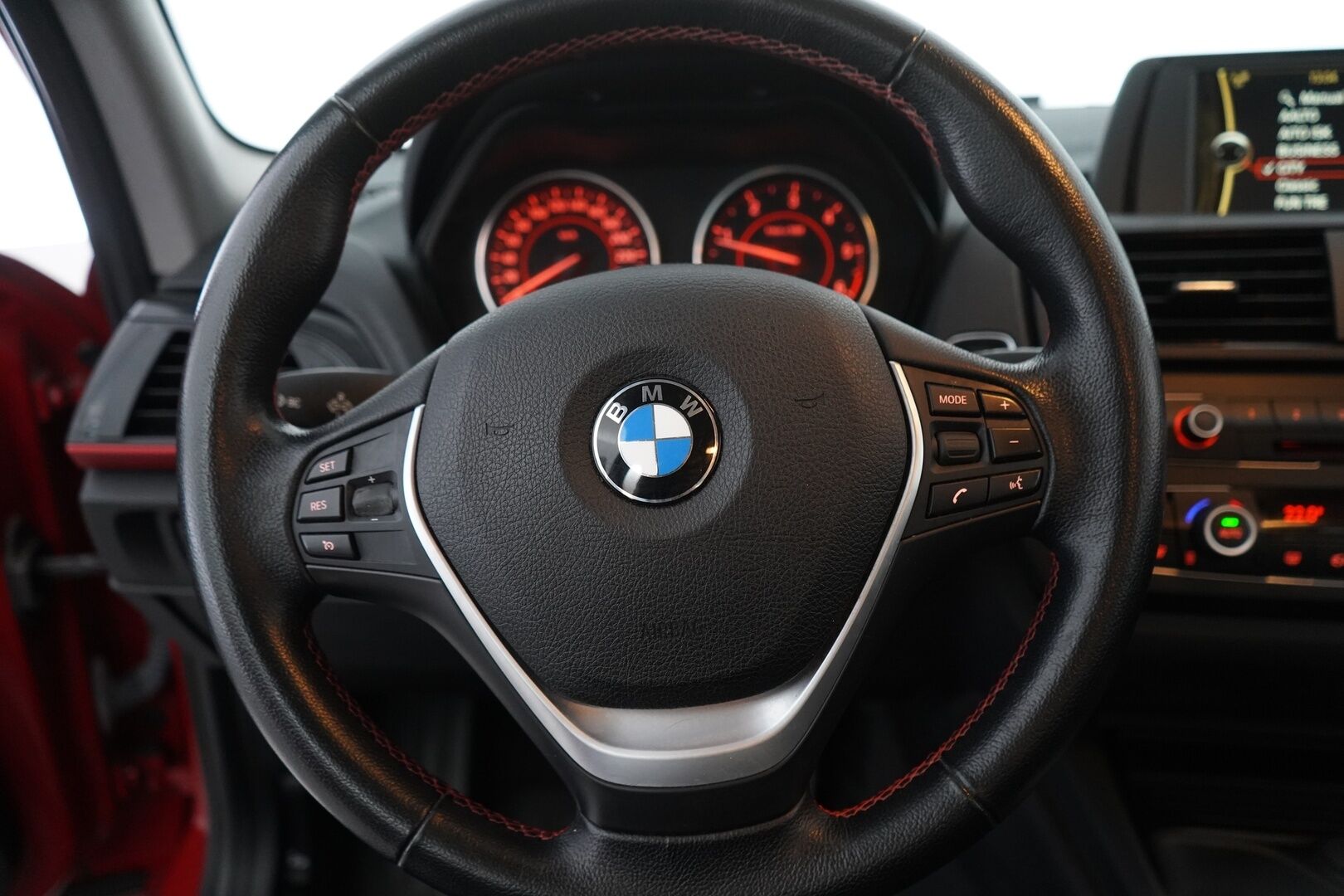BMW 116 2012 F20 TwinPower Turbo Business A *Sporttipenkit / Vetokoukku / Vakkari / P.Tutkat / Xenon* - Suomi-auto / Kahdet renkaat alumiinivanteilla / Säännöllinen huoltohistoria / Lohkolämmitin talveksi