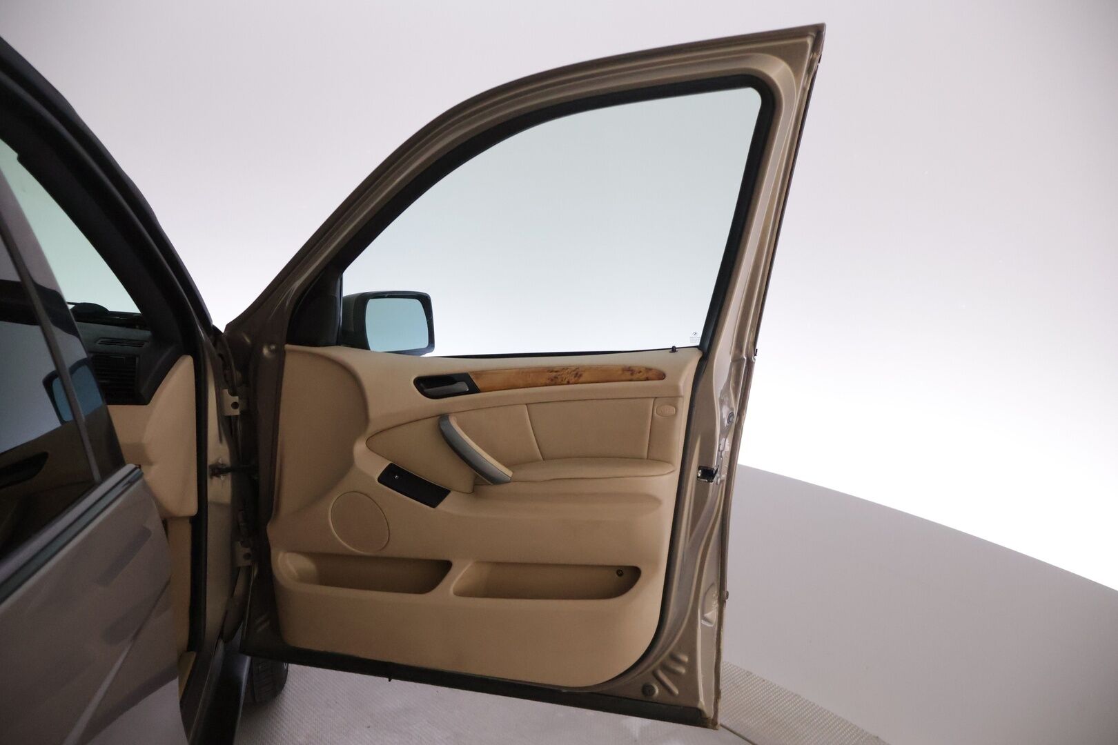 BMW X5 2004 3,0dA - | Myydään huutokaupat.com- sivustolla | Kamera | Nahat | 2x renkaat | Muistipenkki | 