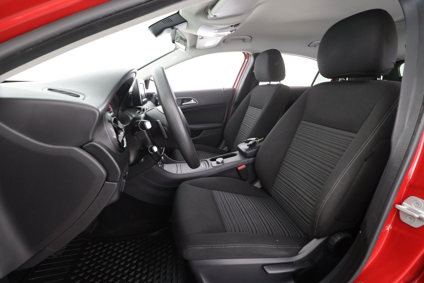 Mercedes-Benz A 2013 180 BE A * Suomi-auto / Vakkari / Lohko+Sisä / Koukku / Bluetooth / 2xRenkaat * - Merkkihuollettu