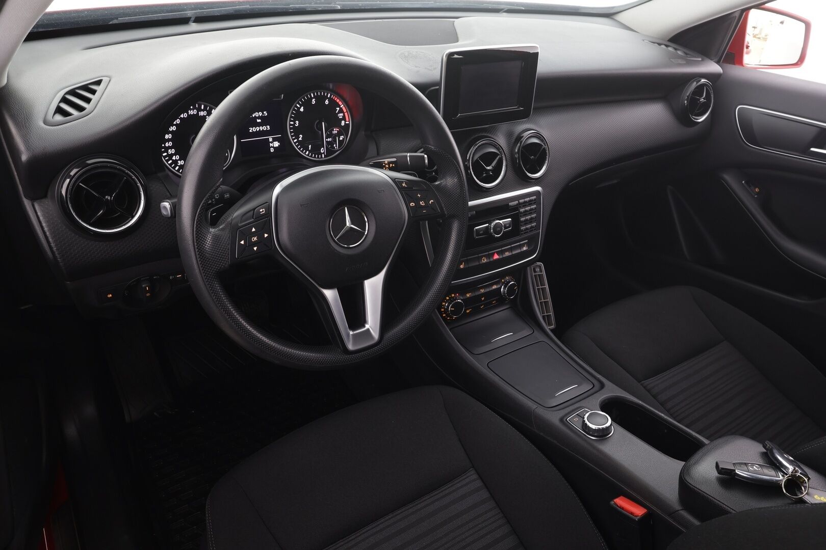 Mercedes-Benz A 2013 180 BE A * Suomi-auto / Vakkari / Lohko+Sisä / Koukku / Bluetooth / 2xRenkaat * - Merkkihuollettu