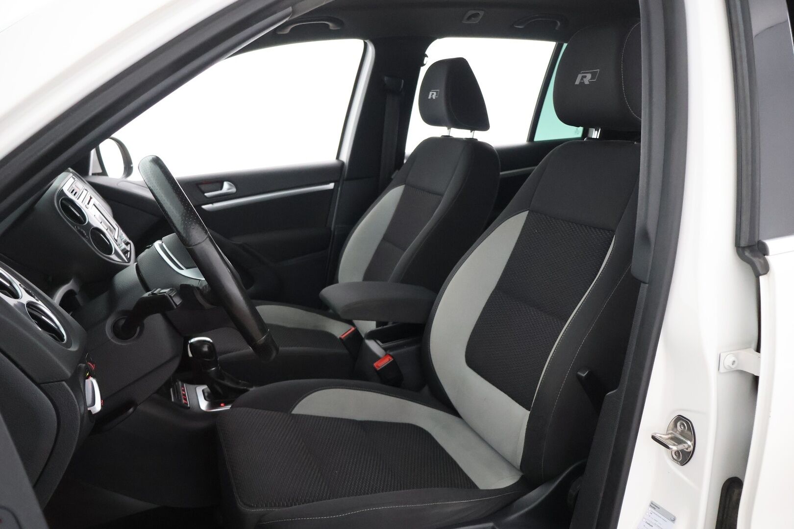 Volkswagen Tiguan 2014 R-Line Sport & Style 2,0 TDI 103 kW (140 hv) 4MOTION DSG-aut - | Suomi-auto | Webasto | Koukku | Vakkari | Bi-Xenon | Kytkinpaketti tehty tuoreesti! | Musta sisäkatto | Navi | Bluetooth | Todella hyvin huollettu! |