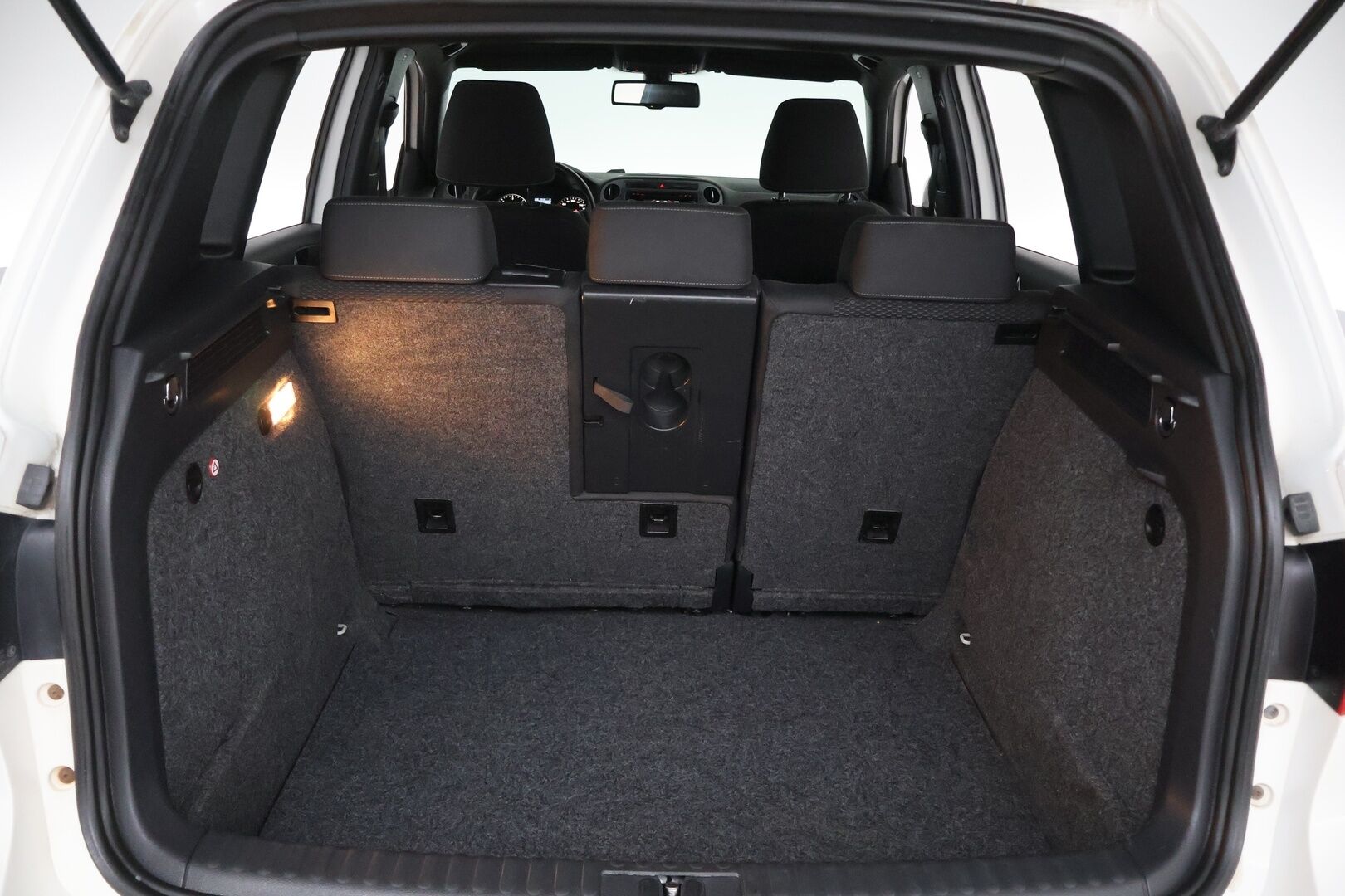 Volkswagen Tiguan 2014 R-Line Sport & Style 2,0 TDI 103 kW (140 hv) 4MOTION DSG-aut - | Suomi-auto | Webasto | Koukku | Vakkari | Bi-Xenon | Kytkinpaketti tehty tuoreesti! | Musta sisäkatto | Navi | Bluetooth | Todella hyvin huollettu! |