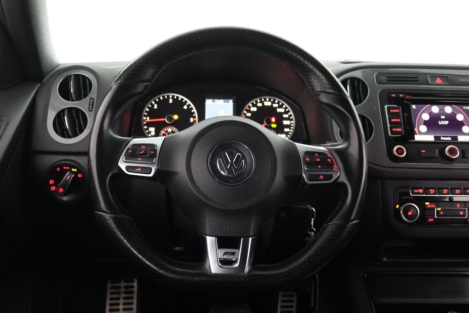 Volkswagen Tiguan 2014 R-Line Sport & Style 2,0 TDI 103 kW (140 hv) 4MOTION DSG-aut - | Suomi-auto | Webasto | Koukku | Vakkari | Bi-Xenon | Kytkinpaketti tehty tuoreesti! | Musta sisäkatto | Navi | Bluetooth | Todella hyvin huollettu! |