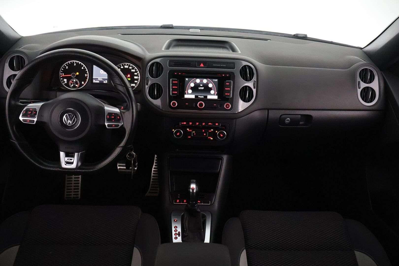 Volkswagen Tiguan 2014 R-Line Sport & Style 2,0 TDI 103 kW (140 hv) 4MOTION DSG-aut - | Suomi-auto | Webasto | Koukku | Vakkari | Bi-Xenon | Kytkinpaketti tehty tuoreesti! | Musta sisäkatto | Navi | Bluetooth | Todella hyvin huollettu! |