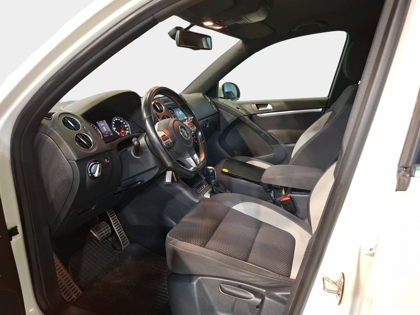 Volkswagen Tiguan 2013 R-Line Sport & Style 2,0 TDI 103 kW (140 hv) 4MOTION DSG-aut / Suomi-auto / Webasto / Koukku / Vakkari / Bi-Xenon / - Kytkin tehty tuoreesti! / Musta sisäkatto / Navi / Bluetooth / Tulossa myyntiin! - HULLUT AVAJAISHULINAT KORKOTARJOUS 3,29 %