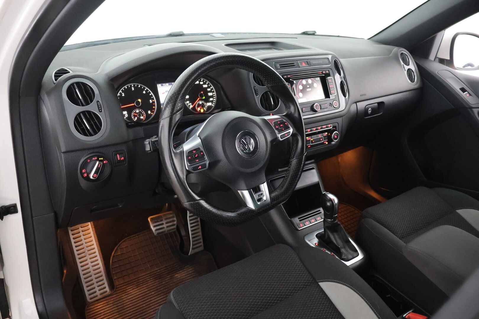 Volkswagen Tiguan 2014 R-Line Sport & Style 2,0 TDI 103 kW (140 hv) 4MOTION DSG-aut - | Suomi-auto | Webasto | Koukku | Vakkari | Bi-Xenon | Kytkinpaketti tehty tuoreesti! | Musta sisäkatto | Navi | Bluetooth | Todella hyvin huollettu! |