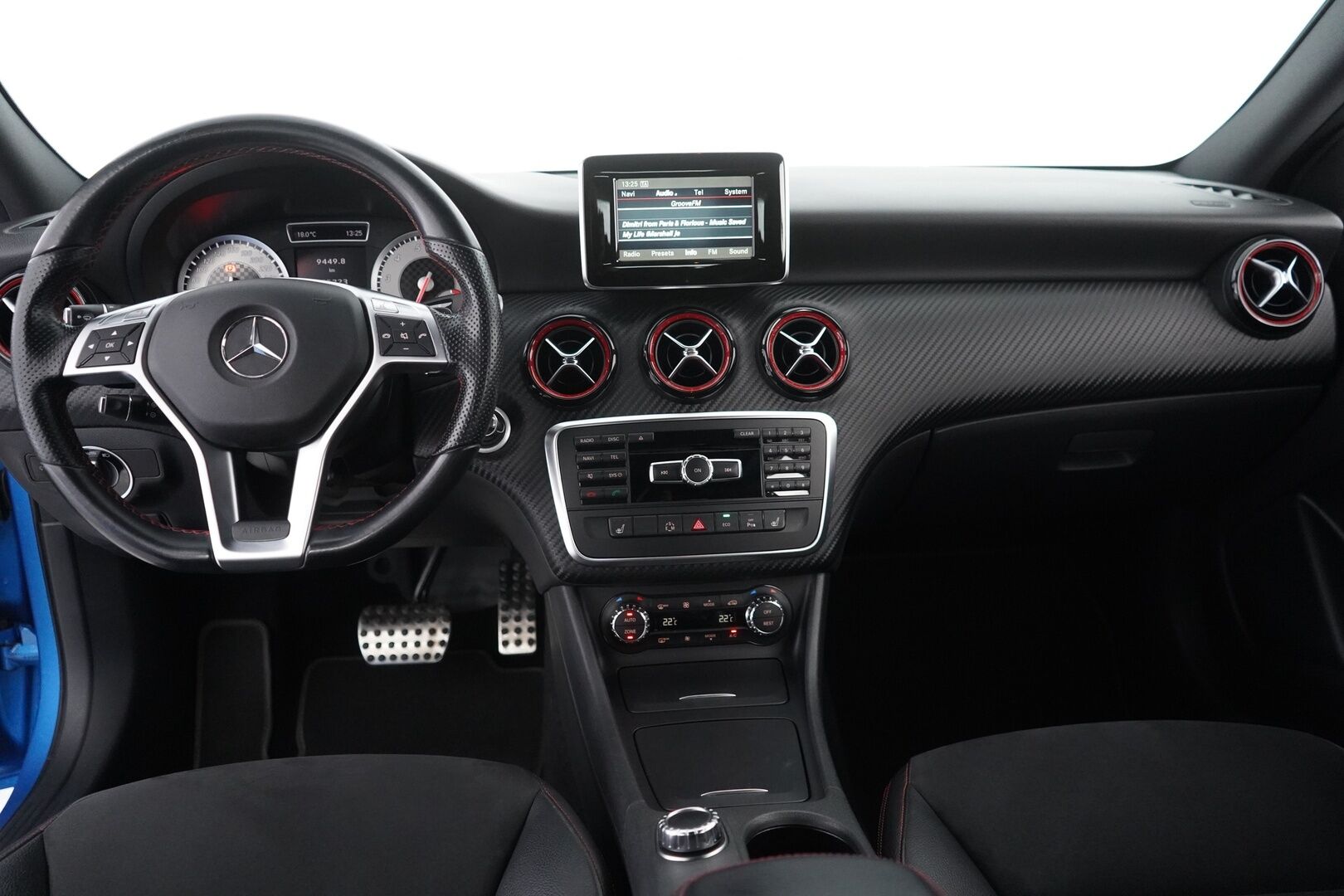 Mercedes-Benz A 2013 250 Sport A Premium Business AMG - Nahka-alcantara sisusta | Kamera | Premium Audio | Kahdet renkaat alumiinivantein | Juuri huollettu | Todella säntillinen huoltokirja