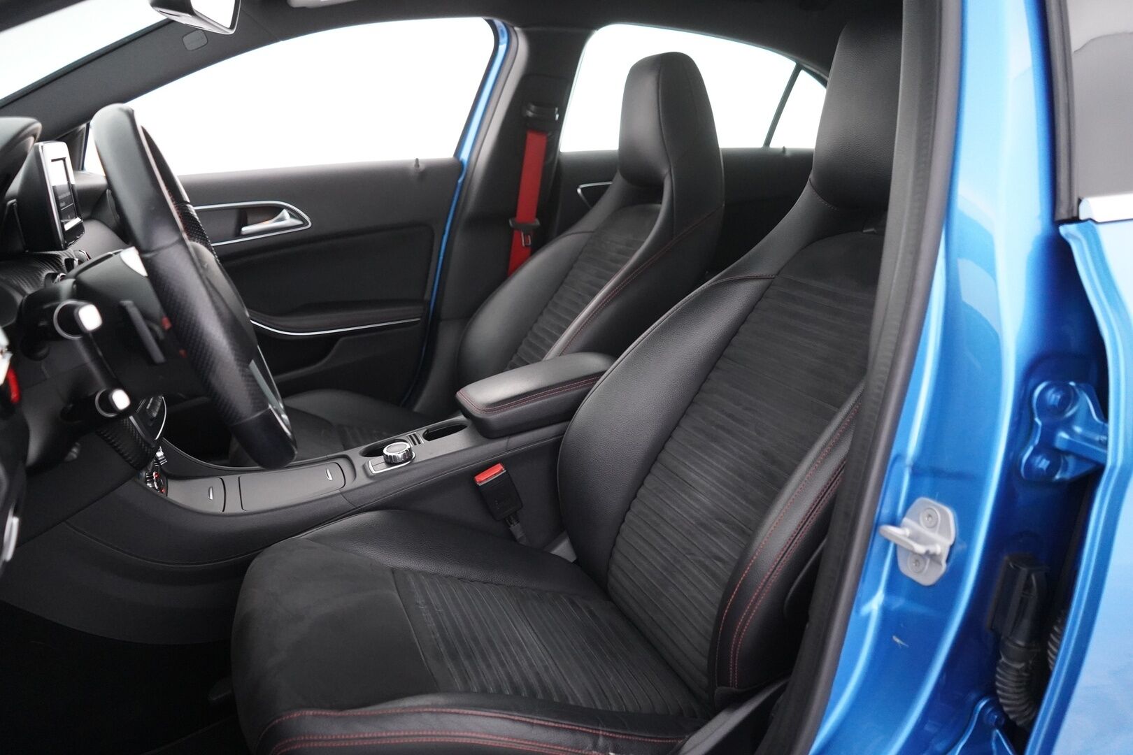 Mercedes-Benz A 2013 250 Sport A Premium Business AMG - Nahka-alcantara sisusta | Kamera | Premium Audio | Kahdet renkaat alumiinivantein | Juuri huollettu | Todella säntillinen huoltokirja