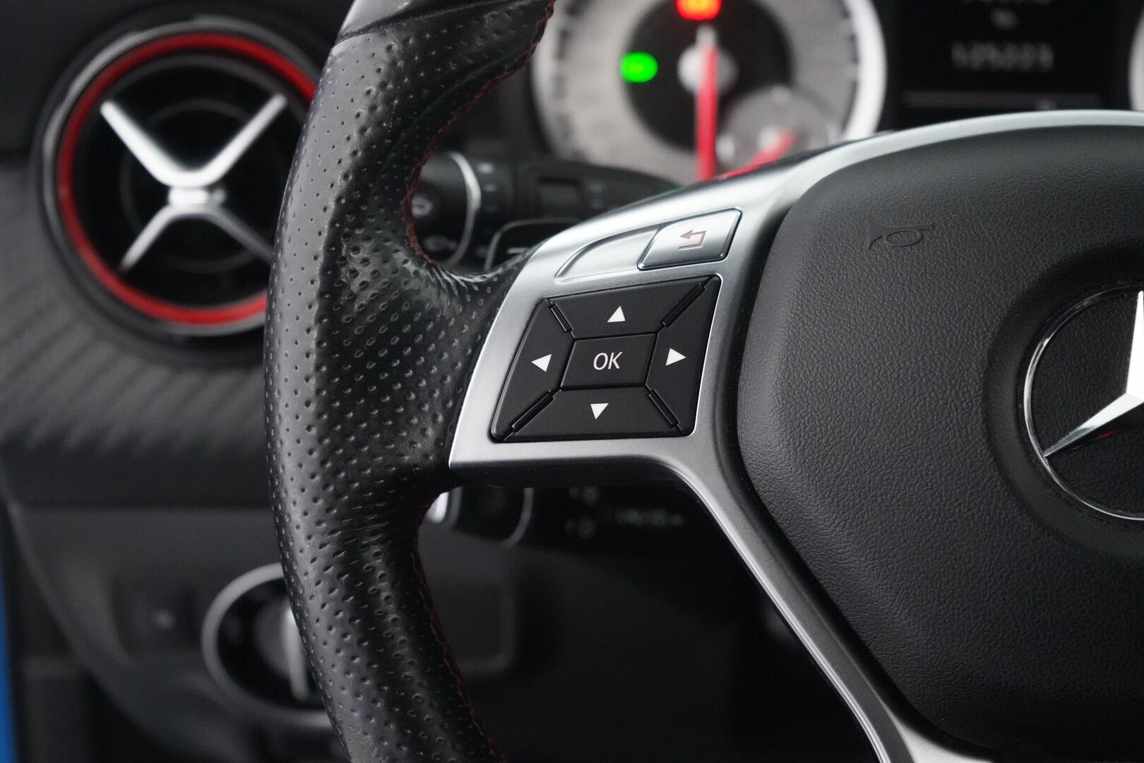 Mercedes-Benz A 2013 250 Sport A Premium Business AMG - Nahka-alcantara sisusta | Kamera | Premium Audio | Kahdet renkaat alumiinivantein | Juuri huollettu | Todella säntillinen huoltokirja