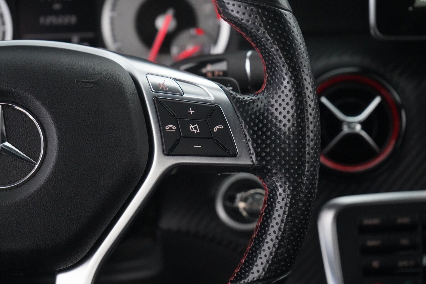 Mercedes-Benz A 2013 250 Sport A Premium Business AMG - Nahka-alcantara sisusta | Kamera | Premium Audio | Kahdet renkaat alumiinivantein | Juuri huollettu | Todella säntillinen huoltokirja