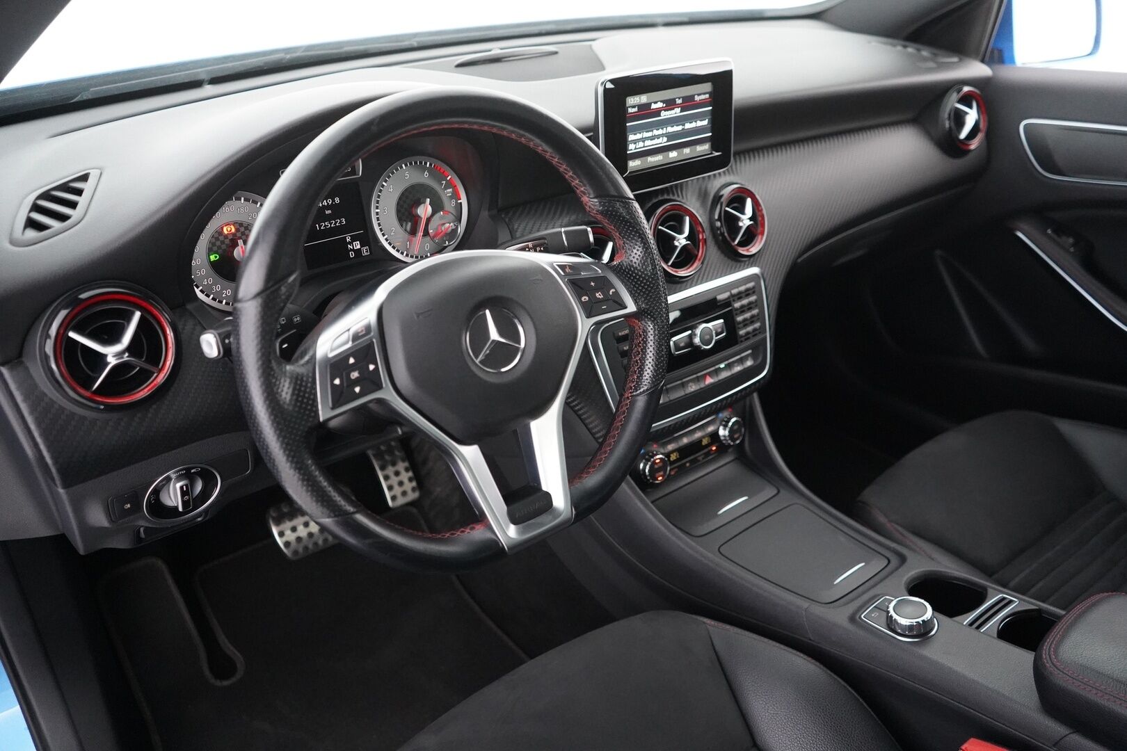 Mercedes-Benz A 2013 250 Sport A Premium Business AMG - Nahka-alcantara sisusta | Kamera | Premium Audio | Kahdet renkaat alumiinivantein | Juuri huollettu | Todella säntillinen huoltokirja