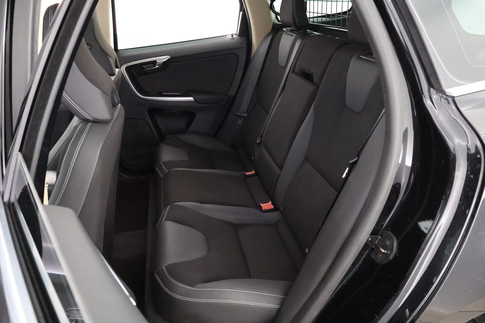 Volvo XC60 2012 D4 AWD Momentum aut - Webasto / Adapt.Vakkari / BLIS / Sähköluukku / Puolinahkasisusta / Sähköluukku / Peruutustutkat / Jakopää hiljattain tehty!