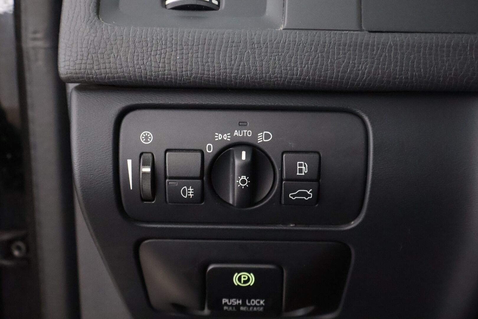 Volvo XC60 2012 D4 AWD Momentum aut - Webasto / Adapt.Vakkari / BLIS / Sähköluukku / Puolinahkasisusta / Sähköluukku / Peruutustutkat / Jakopää hiljattain tehty!