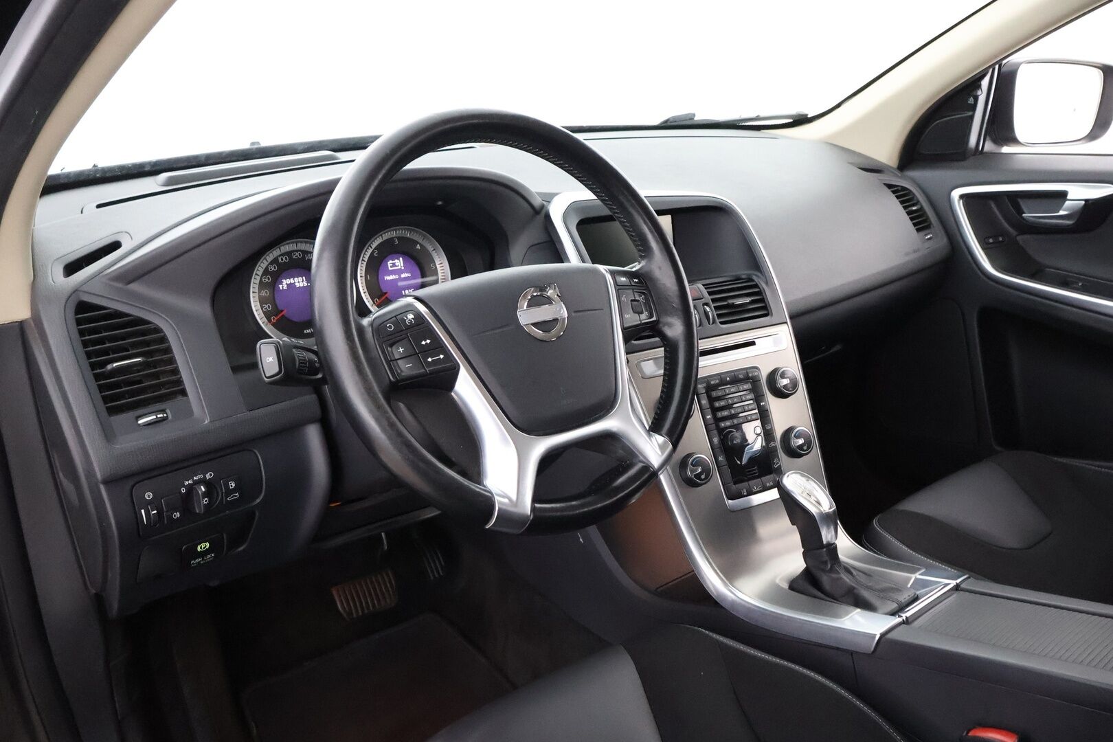 Volvo XC60 2012 D4 AWD Momentum aut - Webasto / Adapt.Vakkari / BLIS / Sähköluukku / Puolinahkasisusta / Sähköluukku / Peruutustutkat / Jakopää hiljattain tehty!