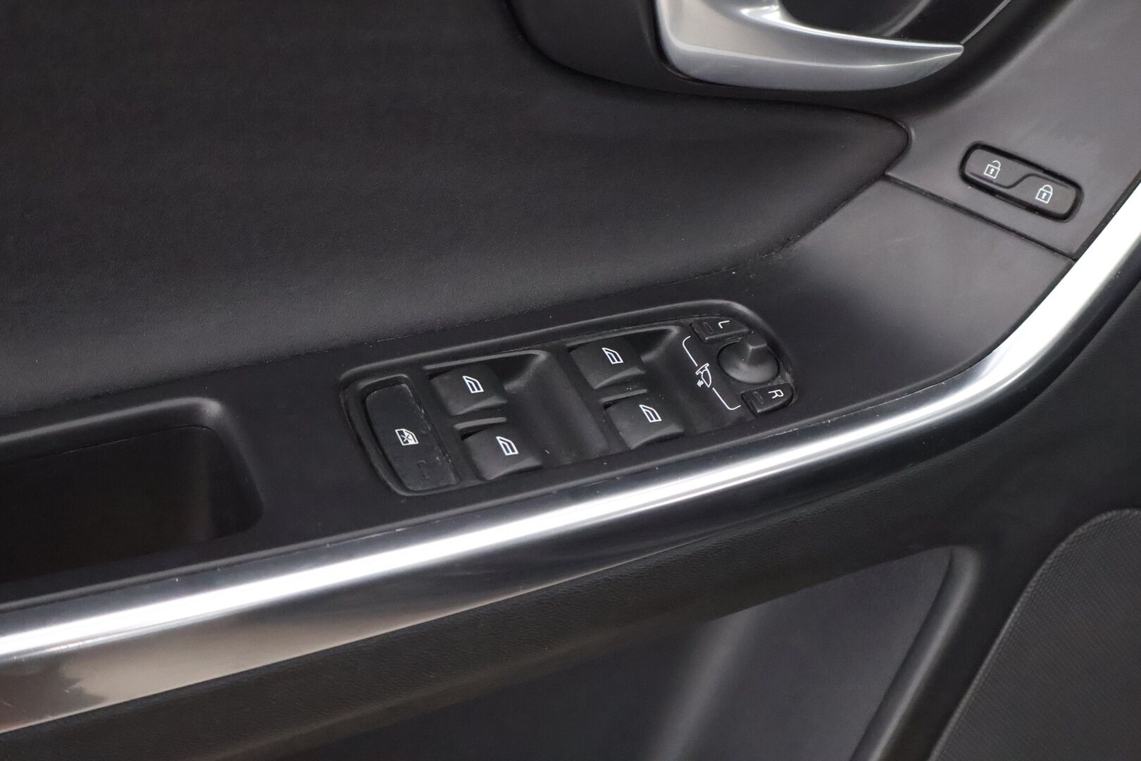 Volvo XC60 2012 D4 AWD Momentum aut - Webasto / Adapt.Vakkari / BLIS / Sähköluukku / Puolinahkasisusta / Sähköluukku / Peruutustutkat / Jakopää hiljattain tehty!