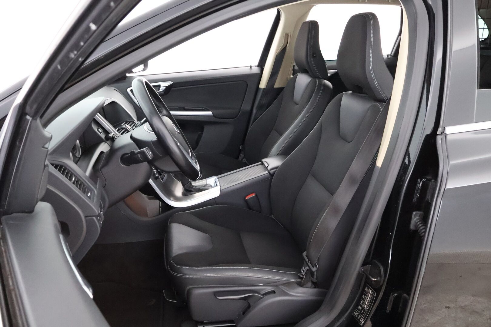 Volvo XC60 2012 D4 AWD Momentum aut - Webasto / Adapt.Vakkari / BLIS / Sähköluukku / Puolinahkasisusta / Sähköluukku / Peruutustutkat / Jakopää hiljattain tehty!