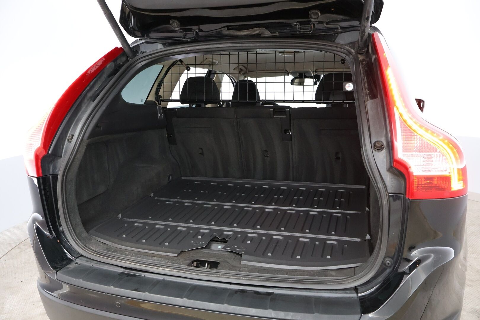 Volvo XC60 2012 D4 AWD Momentum aut - Webasto / Adapt.Vakkari / BLIS / Sähköluukku / Puolinahkasisusta / Sähköluukku / Peruutustutkat / Jakopää hiljattain tehty!