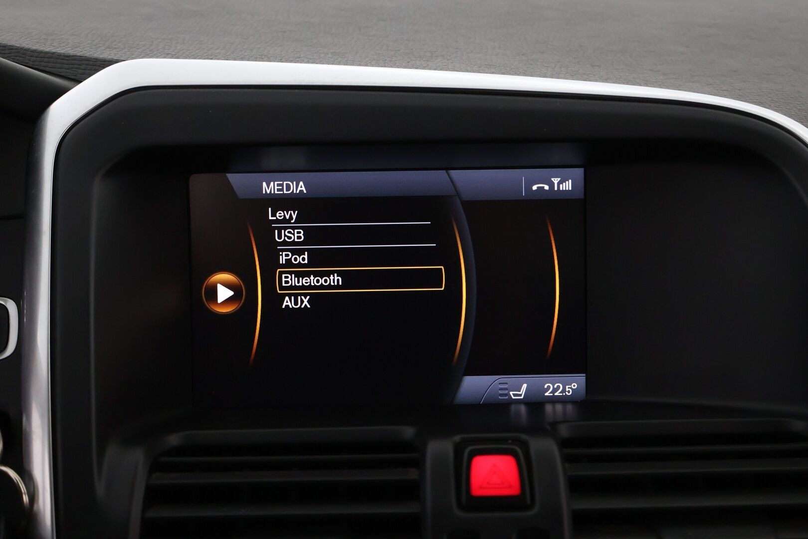 Volvo XC60 2012 D4 AWD Momentum aut - Webasto / Adapt.Vakkari / BLIS / Sähköluukku / Puolinahkasisusta / Sähköluukku / Peruutustutkat / Jakopää hiljattain tehty!