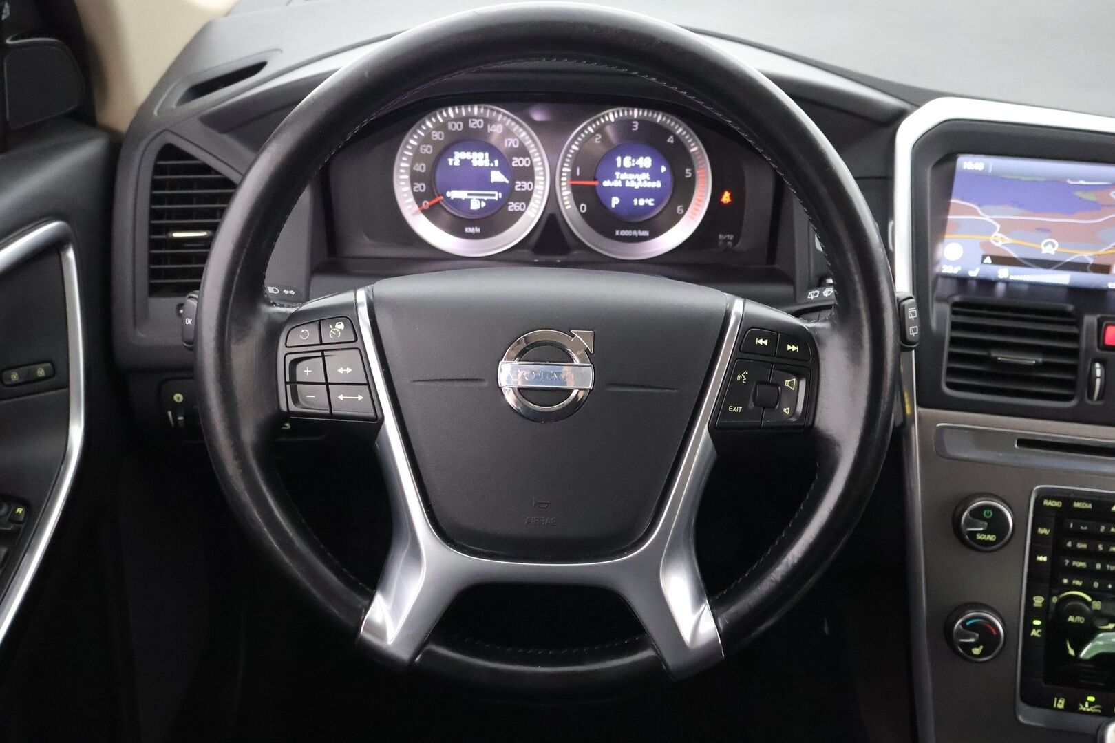 Volvo XC60 2012 D4 AWD Momentum aut - Webasto / Adapt.Vakkari / BLIS / Sähköluukku / Puolinahkasisusta / Sähköluukku / Peruutustutkat / Jakopää hiljattain tehty!