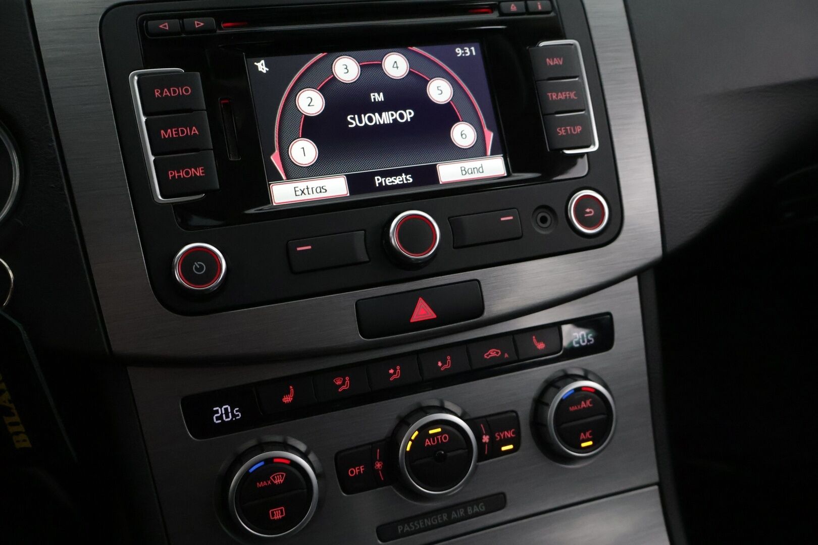 Volkswagen Passat 2013 Variant 2,0 TDI 103 kW (140 hv) BlueMotion Technology DSG-aut *Vakkari / Hierova penkki / Navi / P.Kamera / Koukku* - Tutkat / Led lisävalo