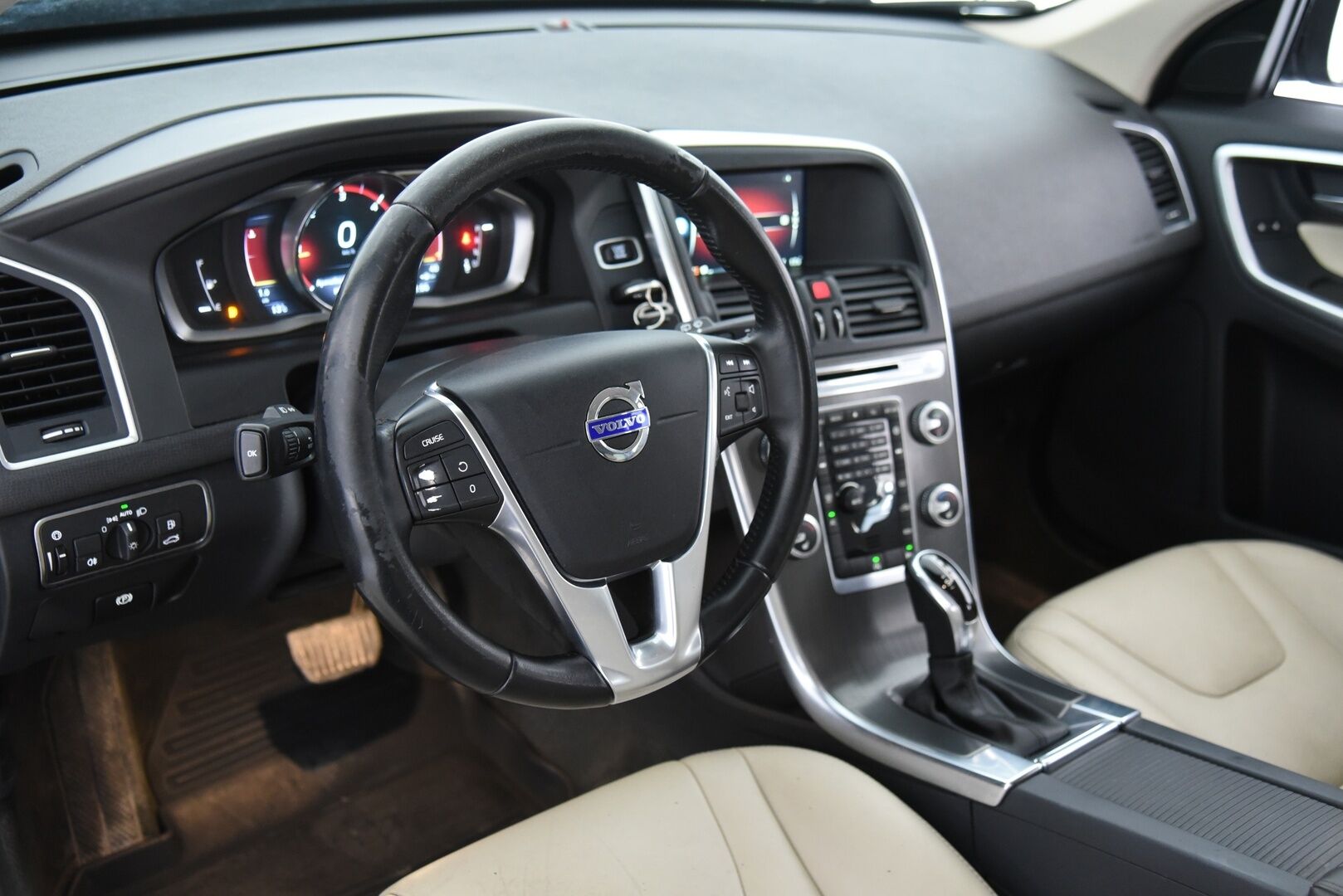 Volvo XC60 2016 D4 Business Summum aut - Suomi-auto / Digimittaristo / Webasto / VOC / Muistipenkki / Vakkari / City Safety 