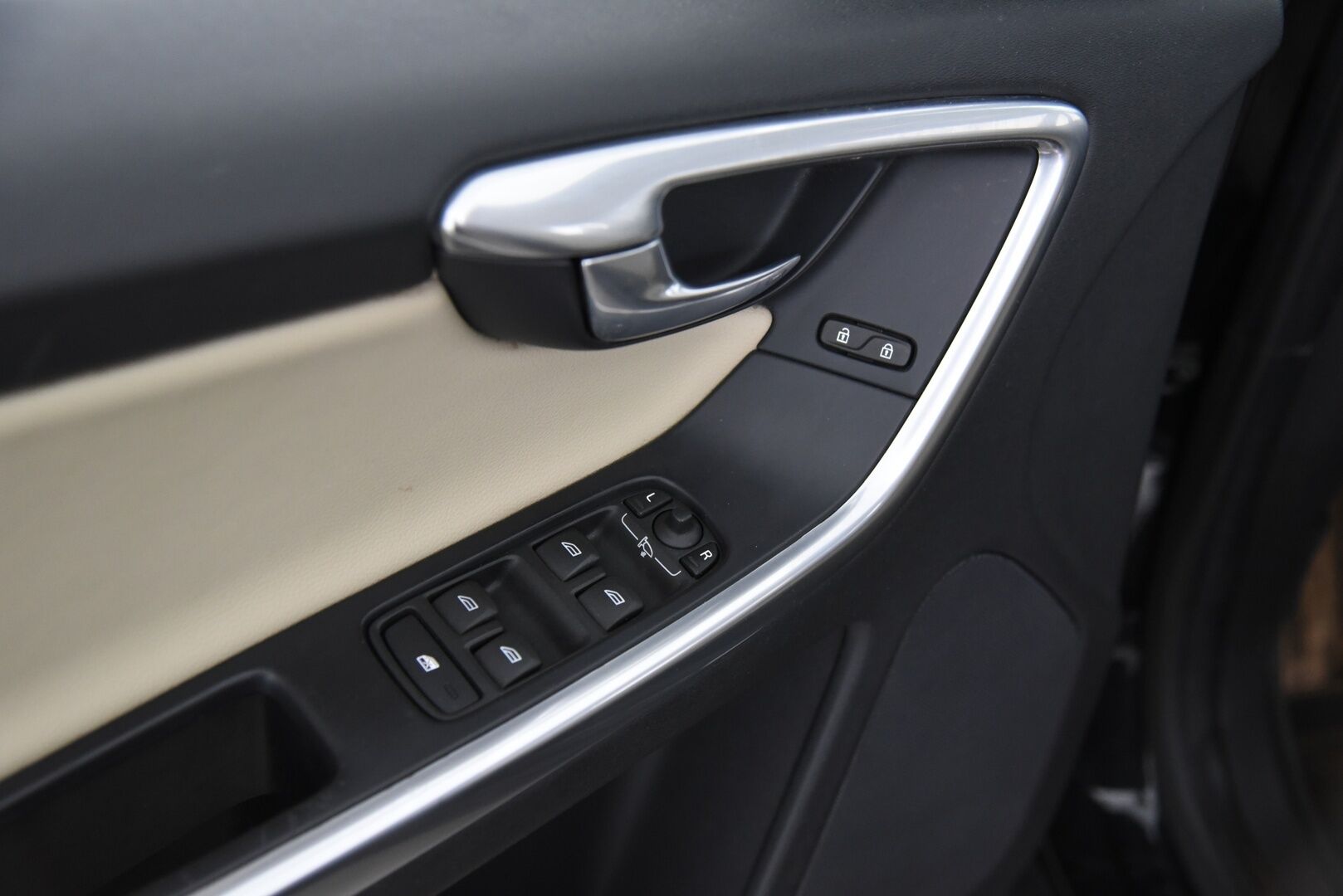 Volvo XC60 2016 D4 Business Summum aut - Suomi-auto / Digimittaristo / Webasto / VOC / Muistipenkki / Vakkari / City Safety 