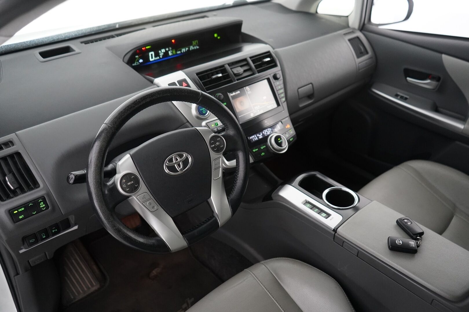 Toyota Prius+ 2013 Premium 7p - HUD / Panorama / Kamera / Vakkari / 2 Renkaat / Nahkasisusta